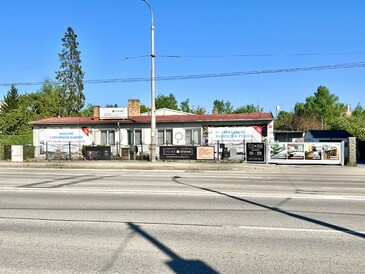 Prodejna kamenictví TONE OF STONE, pohled z ulice