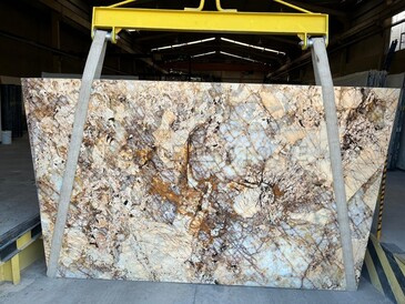 Patagonia je přírodní kámen z Brazílie charakteristický svou křemičitou a krystalickou kresbou. Zakázkové kamenictví TONE OF STONE. Patagonia je přírodní kámen z Brazílie charakteristický svou křemičitou a krystalickou kresbou. Zakázkové kamenictví TONE OF STONE.