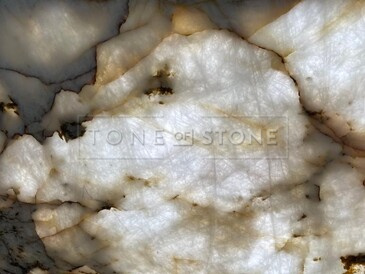 Detailní pohled na krystalickou část kvarcitu Patagonia prosvícenou denním světlem. Zakázkové kamenictví TONE OF STONE. Detailní pohled na krystalickou část kvarcitu Patagonia prosvícenou denním světlem. Zakázkové kamenictví TONE OF STONE.