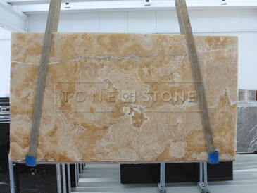 Kamenná deska z přírodního onyxu Onice Miele v medově zlatém odstínu, ideální pro podsvícené obklady a luxusní interiérový design.