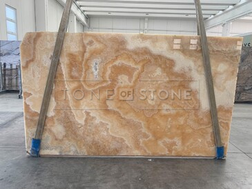 Onyxová kamenná deska Onice Miele je luxusní přírodní kámen s medovými barevnými odstíny, kterou je možné částečně prosvítit Onyxová kamenná deska Onice Miele je luxusní přírodní kámen s medovými barevnými odstíny, kterou je možné částečně prosvítit