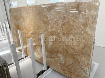 Oranžová kamenná deska onyxu Onice Miele v oranžovém odstínu. Oranžová kamenná deska onyxu Onice Miele v oranžovém odstínu.