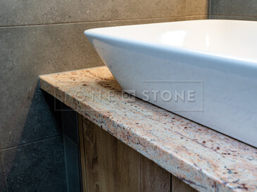 Koupelnová deska z přírodního kamene - exotická žula SHIVAKASHI, zakázková výroba TONE OF STONE.   