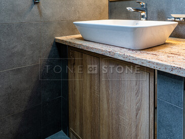 Unikátní vzory žuly Shivakashi pro váš prostor. Zakázková výroba TONE OF STONE.