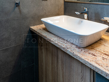 Luxusní interiér s žulou Shivakashi. Zakázková výroba TONE OF STONE.