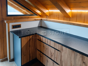 Žulová kuchyňská deska z přírodního kamene Nero Assoluto Zimbabwe: Luxusní výběr pro váš design. Zakázková výroba TONE OF STONE.