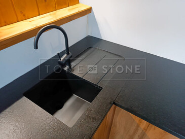 Žulová pracovní deska z přírodního kamene Nero Assoluto Zimbabwe - dřez s vyfrézovanou odkapovou plochou a odkapovými drážkami