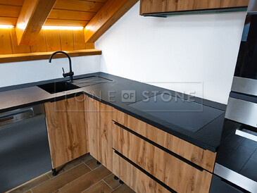 Kamenná kuchyňská deska z černé žuly Nero Assoluto Zimbabwe