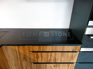 Kamenná pracovní deska ze žuly Nero Assoluto Zimbabwe - varná deska s montáží do roviny