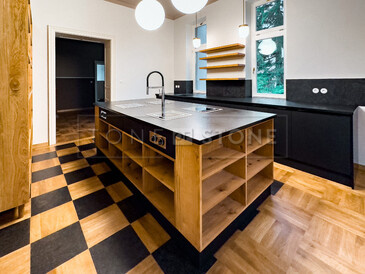 Pohled na kuchyň Maternovy vily. Zakázkové kamenictví TONE OF STONE.