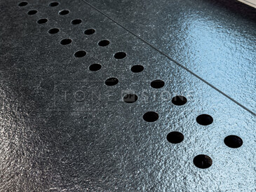 Detail zpracování desky z přírodního kamene Nero Assoluto Zimbabwe. Zakázkové kamenictví TONE OF STONE. Detail zpracování desky z přírodního kamene Nero Assoluto Zimbabwe. Zakázkové kamenictví TONE OF STONE.