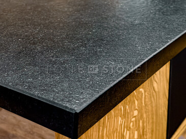 Detail zpracování hrany přírodní žuly Nero Assoluto Zimbabwe. Zakázkové kamenictví TONE OF STONE.