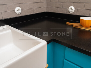 Kuchyňská pracovní deska ze žuly Nero Assoluto Zimbabwe (trattato) v povrchové úpravě satén