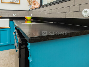 Kuchyňská pracovní deska ze žuly Nero Assoluto Zimbabwe (trattato) v povrchové úpravě satén