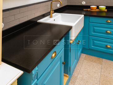 Kuchyňská pracovní deska ze žuly Nero Assoluto Zimbabwe (trattato) v povrchové úpravě satén