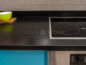 Kuchyňská pracovní deska ze žuly Nero Assoluto Zimbabwe (trattato) v povrchové úpravě satén