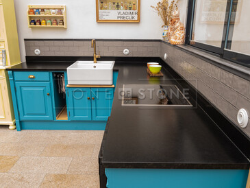 Kuchyňská pracovní deska ze žuly Nero Assoluto Zimbabwe (trattato) v povrchové úpravě satén