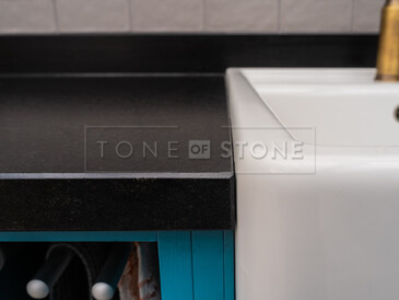 Kuchyňská pracovní deska ze žuly Nero Assoluto Zimbabwe (trattato) v povrchové úpravě satén