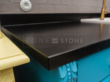 Detail kuchyňské pracovní desky z exotické žuly Nero Assoluto Zimbabwe