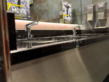 Koupelnová deska z přírodního kamene Star Galaxy pro CineStar České Budějovice Čtyři Dvory. Zakázkové kamenictví TONE OF STONE