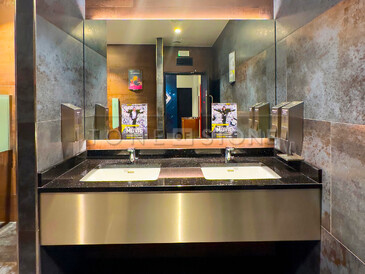 Černá umyvadlová deska pro CineStar České Budějovice Čtyři Dvory. Přírodní kámen Star Galaxy.  Zakázkové kamenictví TONE OF STONE