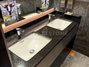 Koupelnová deska z přírodního kamene Star Galaxy pro CineStar České Budějovice Čtyři Dvory. Zakázkové kamenictví TONE OF STONE Koupelnová deska z přírodního kamene Star Galaxy pro CineStar České Budějovice Čtyři Dvory. Zakázkové kamenictví TONE OF STONE