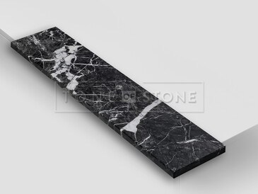 Parapet z přírodního mramoru Grigio Carnico. Zakázkové kamenictví TONE OF STONE. Parapet z přírodního mramoru Grigio Carnico. Zakázkové kamenictví TONE OF STONE.