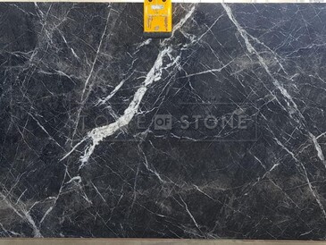 Přírodní kámen Grigio Carnico Dark. Zakázkové kamenictví TONE OF STONE.