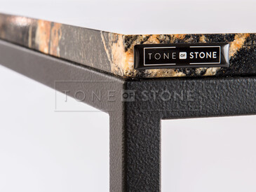 Detail rohu stolu s přírodní žulou Magma Black. Zakázkové kamenictví TONE OF STONE. Detail rohu stolu s přírodní žulou Magma Black. Zakázkové kamenictví TONE OF STONE.