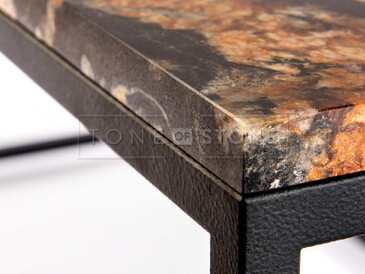 Detail rohu stolu s přírodní žulou Magma Black. Zakázkové kamenictví TONE OF STONE. Detail rohu stolu s přírodní žulou Magma Black. Zakázkové kamenictví TONE OF STONE.