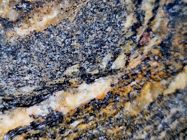 Detail kamene Magma Black. Designový klenot nejen pro interiéry. Zakázkové kamenictví TONE OF STONE.