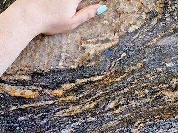 Magma Black: Brazilská žula se zlatými žílami. Zakázkové kamenictví TONE OF STONE. Magma Black: Brazilská žula se zlatými žílami. Zakázkové kamenictví TONE OF STONE.