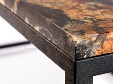 Detail realizace stolu z přírodního kamene Black Fusion. Zakázkové kamenictví TONE OF STONE. Detail realizace stolu z přírodního kamene Black Fusion. Zakázkové kamenictví TONE OF STONE.