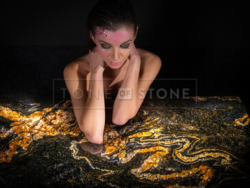 Fotografie realizace stolu z přírodního kamene Black Fusion. Zakázkové kamenictví TONE OF STONE.