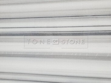 Detail přírodního mramoru Striato Olimpo. Zakázkové kamenictví TONE OF STONE