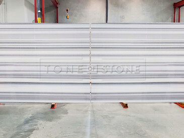 Bookmatch neboli tzv. skládání do knihy, přírodní mramor Striato Olimpo. Zakázkové kamenictví TONE OF STONE