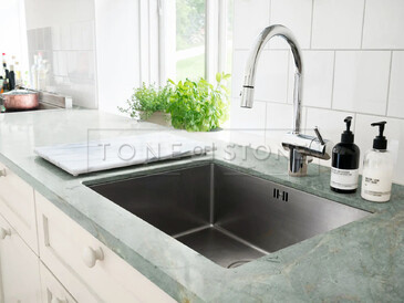 Kuchyňská pracovní deska z exotického kvarcitu Jadore. Kuchyňská pracovní deska z exotického kvarcitu Jadore.