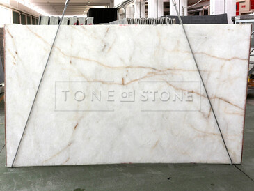 Diamond White - přírodní kvarcit, který skvěle doplní jakýkoliv prostor. Zakázkové kamenictví TONE OF STONE