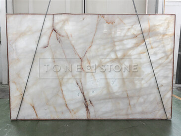 Prosvícený kvarcit Diamond White. Zakázkové kamenictví TONE OF STONE