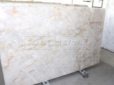 Deska kvarcitu Diamond White. Zakázkové kamenictví TONE OF STONE