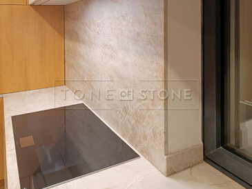 Instalace kuchyňské pracovní desky, obložení zádové desky za kuchyňskou linkou a kuchyňského ostrůvku z kvarcitu Taj Mahal. Zakázková výroba kamenictví TONE OF STONE.  