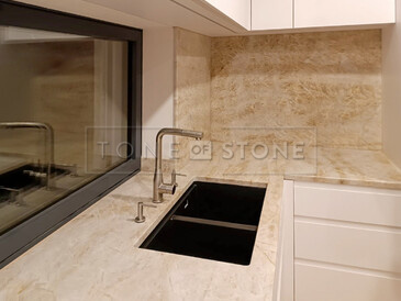 Detail montáže kuchyňské desky a obložení zádové desky z přírodního kamene - kvarcit Taj Mahal. Výroba na zakázku kamenictví TONE OF STONE.