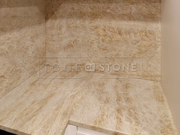 Detail obložení zádové desky a kuchyňské pracovní desky z kvarcitu Taj Mahal. Vlevo dole kuchyňský dřez se spodní montáží. Zakázková výroba kamenictví TONE OF STONE.   