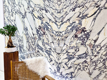 Poklidné zátiší stěny s obkladem z přírodního kamene, bookmatch. Autor fotografie - zakázkové kamenictví TONE OF STONE.