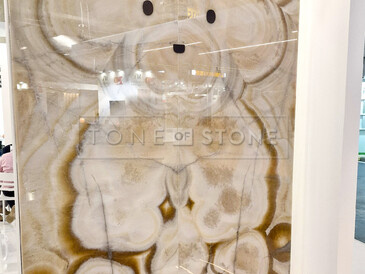 Hnědý onyx, který díky sazbě do knihy vypadá jako plyšový medvěd. No komu by se nelíbil do dětského pokoje? Autor fotografie - zakázkové kamenictví TONE OF STONE. Hnědý onyx, který díky sazbě do knihy vypadá jako plyšový medvěd. No komu by se nelíbil do dětského pokoje? Autor fotografie - zakázkové kamenictví TONE OF STONE.