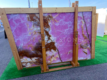 Nádherný Onice Pink. Autor fotografie - zakázkové kamenictví TONE OF STONE. Nádherný Onice Pink. Autor fotografie - zakázkové kamenictví TONE OF STONE.