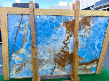 Nádherný modrý onyx. Autor fotografie - zakázkové kamenictví TONE OF STONE. Nádherný modrý onyx. Autor fotografie - zakázkové kamenictví TONE OF STONE.