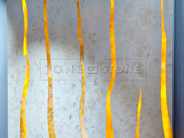 Podsvícený onyx Onice Honey. Autor fotografie - zakázkové kamenictví TONE OF STONE.