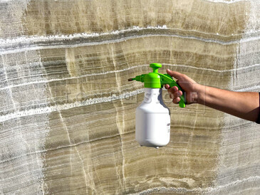 Barva kamene je pod vodou krásně zvýrazněna. Autor fotografie - zakázkové kamenictví TONE OF STONE.