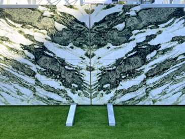 Usazení kamene tzv. do knihy. Autor fotografie - zakázkové kamenictví TONE OF STONE. Usazení kamene tzv. do knihy. Autor fotografie - zakázkové kamenictví TONE OF STONE.